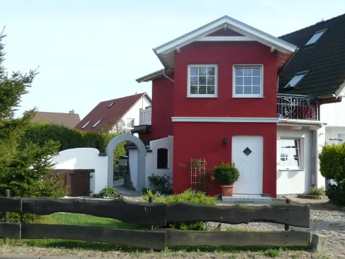 Quiet, bright apartment with large garden and parking