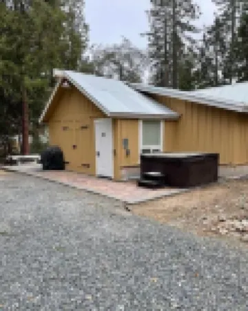 Sequoias Creekside/Vintage Yellow Cottage