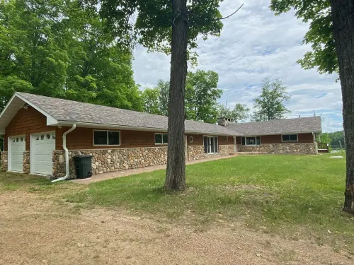 Beautiful house on Brule Lake! Hotels in Stambaugh Township