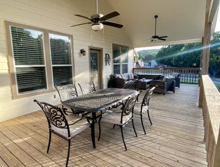 New Spacious 4 Bdr Home On The Guadalupe W/ Private River Entrance Отели рядом с достопримечательностью «Guadalupe River»