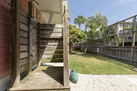 Tiny but perfect, super close to the beach. Отели рядом с достопримечательностью «Фоли Бич»