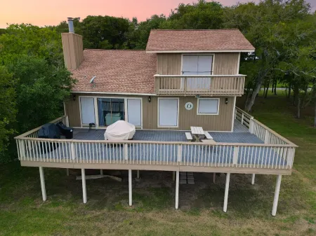Minutes to the Beach! Family friendly House with lots of fishing oppurtunity!
