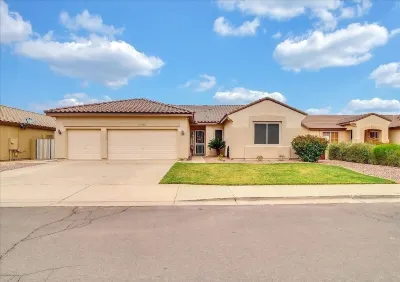 Spacious 4 bed🏡 Sparkling Pool💦 Game Room🎮 Pool Table🎱 Arcade🕹 Sleeps 18 Hotels near Metro by T-Mobile
