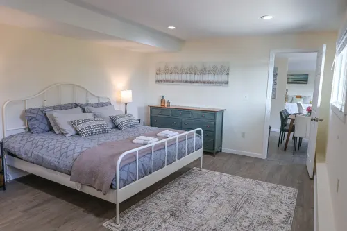 Convenient Lakeview 1 bed 1 bath home in Bellevue