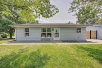 B-Town Getaway~10 Min IU~Firepit~Patio-Ping Pong~Perfect for Groups~2 King Beds