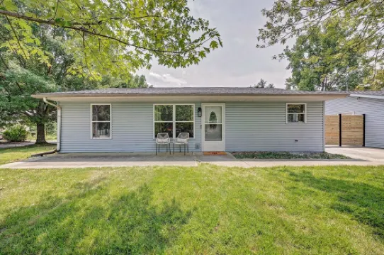 B-Town Retreat~10Min IU~2 K Beds~Huge Kitchen~Private Patio~Fire Pit+Ping Pong