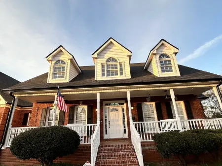 5 min-downtown Monroe, & Wedding Venues.  UGA Stanford Stadium just 20 minutes!