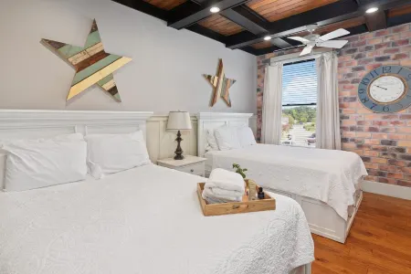 The Black Pearl: industrial condo sleeps 6, full size kitchen & scenic views!