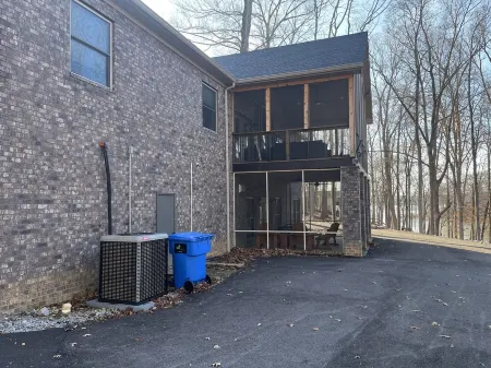 SPACIOUS 5/3 SCREENED PORCH AND PATIO, LAKE VIEW