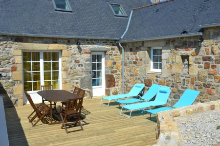 Penty, Sea View from 1st Floor, Bedroom on Ground Floor, Garden, Sea and GR34 500 m Away. Отели рядом с достопримечательностью «Chapelle Notre-Dame-De-Rocamadour»