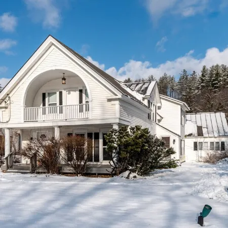Modern 7Bd/3Ba Mountain Chalet w/ Hot tub, 3 minutes from Okemo