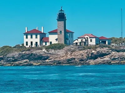 NARROW RIVER GEM: Kayaks, Mins to Gansett Beach, Central AC, Boat Ramp, LOCATION Hotels near Cumberland Farms
