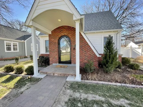 Cozy Double King Suite Bungalow Hotels in Great Bend