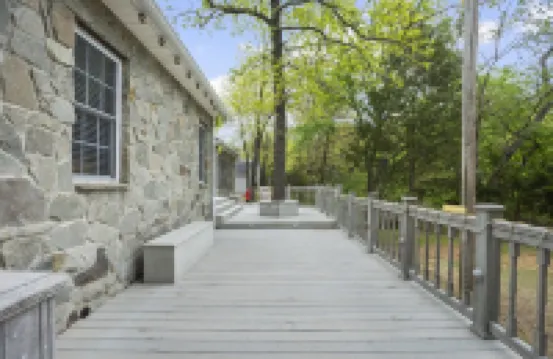 Lake Eufaula Lake Front with boat dock & boat ramp 300 yards away!