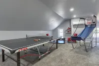 3 Levels w/ Gameroom, Firepit, Grill Near Hershey Walkable To Restaurants & Bars