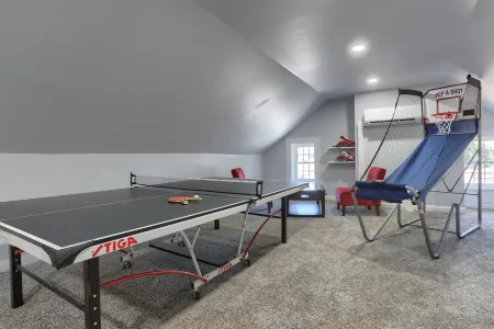 3 Levels w/ Gameroom, Firepit, Grill Near Hershey Walkable To Restaurants & Bars