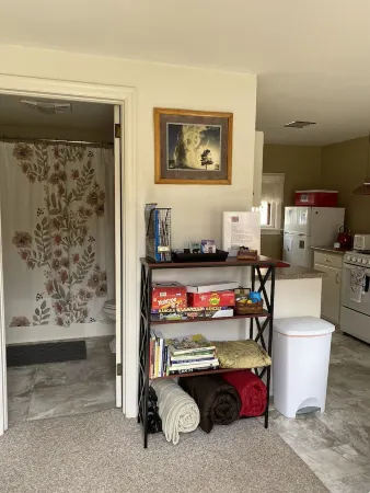 Perfect for two! Less than half mile from YellowstoneDowntown' location. Отели в г. Гардинер