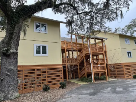 New rental overlooking Plantation Course 9th tee box. 1500 sq feet, smoke free.