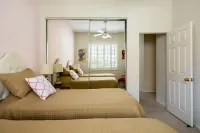 Luxury, spacious, spa home, sleeps 8, Chef Kitchen, office, plus sep. casita.