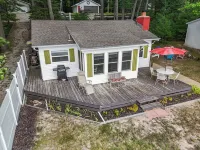 Beachside Cottage on Sapphire Lake Hotels in Lake Township