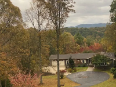 Newly remodeled apartment in a serene setting! Hotels in Plateau