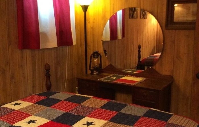 Private Cabin with hot tub. Nestled in the Woods just off Lake Limestone, Texas.