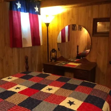 Private Cabin with hot tub. Nestled in the Woods just off Lake Limestone, Texas.