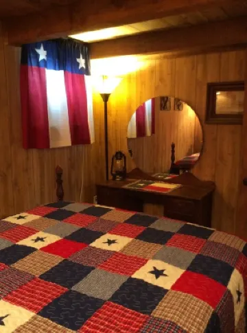 Private Cabin with hot tub. Nestled in the Woods just off Lake Limestone, Texas.