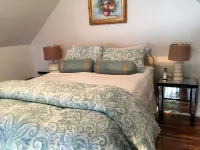 Lakefront Cottage on a Quiet Cove plus Kayaks, Canoe & Pedal Boat