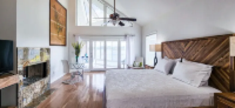 Modern Serene Lake house -Panoramic View of Main Channel Hôtels à : 