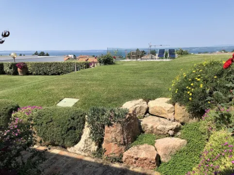 APARTMENT INSIDE A VILLA, LARGE GARDEN WITH LAKE AND POOL VIEW
