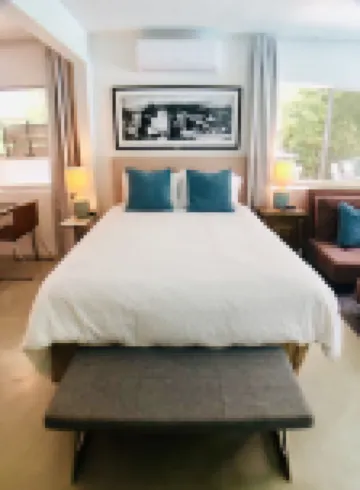 Private 5 Star Oasis with Pool/Spa - Close to Action - Tropical Modern Studio