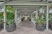 Paradise Private Unit, Ocean View, Queen Bed, Downtown Kona