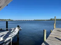 Beautiful waterfront bungalow. Great for family vacation or couples fishing week Hotels in Micco