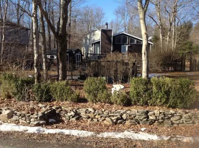 Cozy and Charming Chalet! Close to Hiking Trails and Ski Areas! Hotels near Community Pool and playground