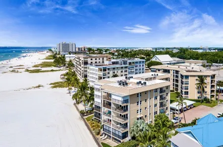 On the Sand! Beachfront Pool & Views! Walk to Everything! Отели рядом с достопримечательностью «Pink Shell Beach Resort & Marina»