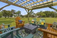 Beach Oasis 5-bedroom Single-Level Family Home within walking distance to Beach - مطابخ