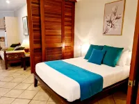 Hibiscus Delights @ Apartment 19