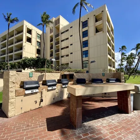 Popular Ground Floor Unit at OCEANFRONT RESORT in Kihei! Great rates.