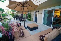 Kick back on Large Patio Close Beach & Village Garage