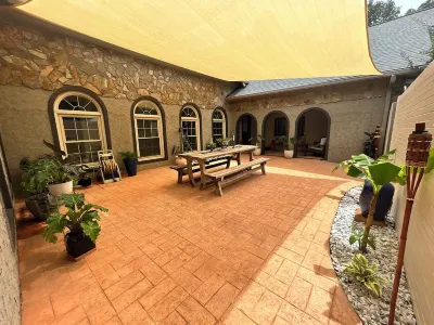 WOODLAND APARTMENT - An open concept 1-bedroom in charming Travelers Rest