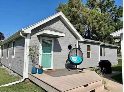 Cozy Lakeside Cottage for Families and Fun Seekers. Game room - Large Soaker Tub
