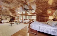 Amazing Private Riverfront! Rope swing, floating and concrete Dock! Sleeps 10!
