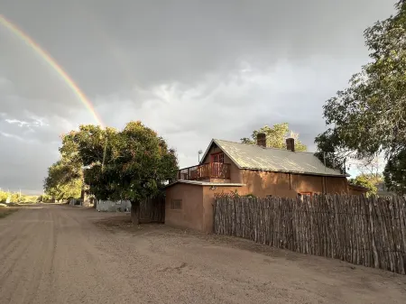 19th Century casita & historical little town for the whole family! -sleeps 6 Отели в г. Лос Серриллос