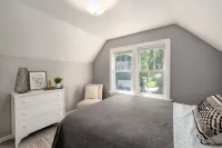 Experience Caldwell Charm/Visit the Wineries at this Historic 4 bdrm House+ WiFi