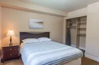Updated 2-bedroom condo with pool Hotel dekat USU Natural Resources Building