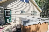 Hot Tub! Cozy beds sleeps 10, Wi-Fi, only 20 miles to West Yellowstone Hotel dekat Pinecone Playhouse at Mack's Inn Resort