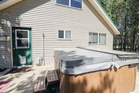 Hot Tub! Cozy beds sleeps 10, Wi-Fi, only 20 miles to West Yellowstone