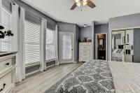 Dejablue Condo w/ pool on lake Texoma-Sleeps 8