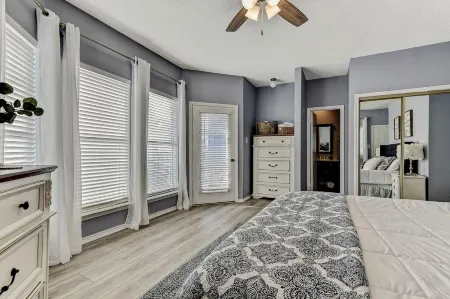 Dejablue Condo w/ pool on lake Texoma-Sleeps 8 Отели в г. Грейсон